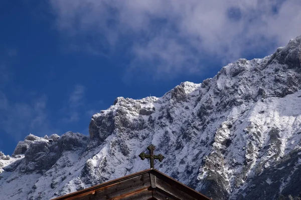 ミッテンヴァルトはババリア地方のおとぎ話 スキー リゾート バイオリン職人の街 リゾート自体が高山の風景の見事な美しさの中で立っています — ストック写真