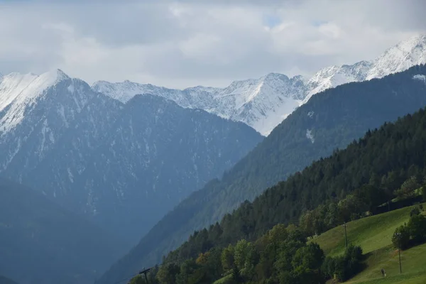 1 * * * europäische Straßen in den Alpen. Herbst. — Stockfoto