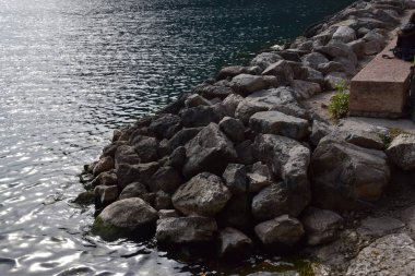 1 * * * Garda Gölü. Italya 'Nın kuzeyinde. Alps. Avrupa. Sonbahar. 