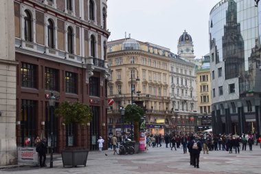 2 *** muhteşem katedraller, saraylar, tapınaklar ve güzel Viyana mimari ile eski binalar.