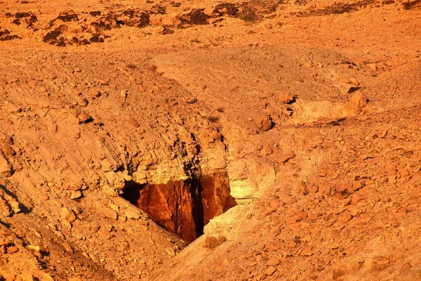1 *** Batı kıyısında Ölü Deniz'in Dağların üzerinden sabah güneşi. İsrail. 2017 yaz.