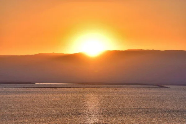 1 *** Gündoğumu Ölü Deniz'in Doğu kıyılarının dağ aralığı boyunca. Ürdün. Dizi resmi İsrail kıyısında alınmıştır. 2017 yaz.