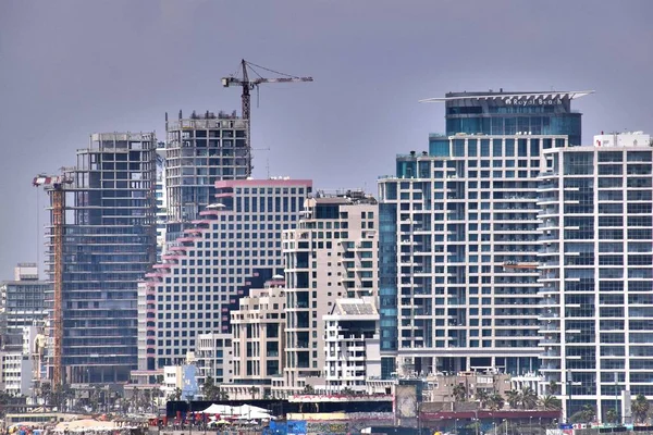 1 * * * Tel Aviv. Israel. Frente al mar con edificios de gran altura. El horizonte de la ciudad. El verano de 2017 . —  Fotos de Stock