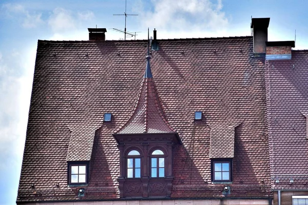 1 * * * Nuremberg. O Estado da Baviera. Uma cidade na Alemanha. Localizado em ambas as margens do rio Pegnitz. A segunda cidade da Baviera em termos de população. Vista panorâmica da arquitetura antiga. O verão de 2017 . — Fotografia de Stock