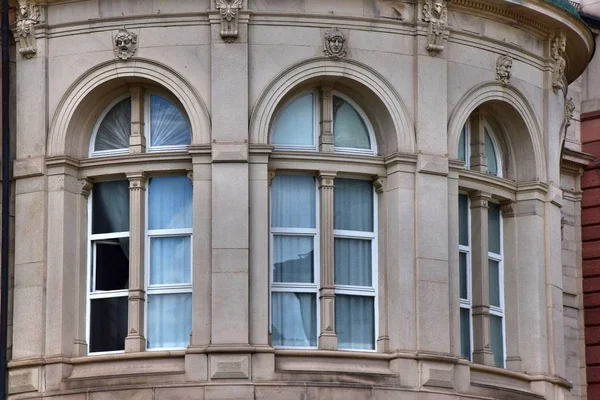 1 * * * Baden Baden es una pequeña pero hermosa ciudad en el sur de Alemania. Situado a orillas del río OOS. En las laderas occidentales del bosque negro. El famoso lugar del resort. El horizonte de la ciudad. El verano de 2017 . — Foto de Stock