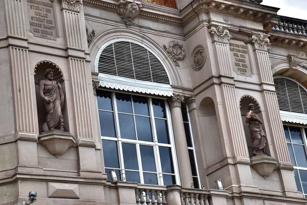 1 *** Baden Baden Güney Almanya'da küçük ama güzel bir şehir olduğunu. Oos Nehri'nin kıyısında yer alır. Kara Orman batı yamaçlarında. Ünlü tatil yer. Şehrin manzarası. 2017 yaz.