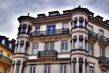 1 *** Baden Baden Güney Almanya'da küçük ama güzel bir şehir olduğunu. Oos Nehri'nin kıyısında yer alır. Kara Orman batı yamaçlarında. Ünlü tatil yer. Şehrin manzarası. 2017 yaz.