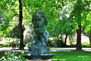 1 *** Baden Baden Güney Almanya'da küçük ama güzel bir şehir olduğunu. Oos Nehri'nin kıyısında yer alır. Kara Orman batı yamaçlarında. Ünlü tatil yer. Şehrin manzarası. 2017 yaz.