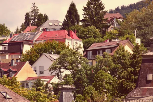 1 * * * Baden Baden es una pequeña pero hermosa ciudad en el sur de Alemania. Situado a orillas del río OOS. En las laderas occidentales del bosque negro. El famoso lugar del resort. El horizonte de la ciudad. El verano de 2017 . — Foto de Stock