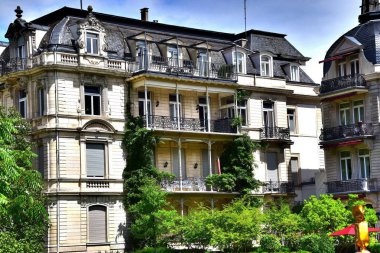 1 *** Baden Baden Güney Almanya'da küçük ama güzel bir şehir olduğunu. Oos Nehri'nin kıyısında yer alır. Kara Orman batı yamaçlarında. Ünlü tatil yer. Şehrin manzarası. 2017 yaz.