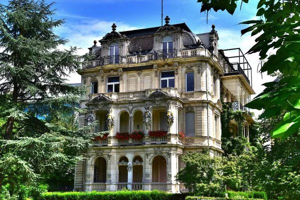 Baden Baden é uma cidade pequena mas bonita no sul da Alemanha. Localizado nas margens do rio OOS. Nas encostas ocidentais da floresta negra. O famoso resort. O horizonte da cidade. O verão de 2017 . — Fotografia de Stock