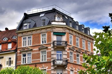 1 *** Baden Baden Güney Almanya'da küçük ama güzel bir şehir olduğunu. Oos Nehri'nin kıyısında yer alır. Kara Orman batı yamaçlarında. Ünlü tatil yer. Şehrin manzarası. 2017 yaz.