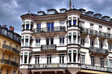 1 *** Baden Baden Güney Almanya'da küçük ama güzel bir şehir olduğunu. Oos Nehri'nin kıyısında yer alır. Kara Orman batı yamaçlarında. Ünlü tatil yer. Şehrin manzarası. 2017 yaz.