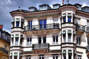 1 *** Baden Baden Güney Almanya'da küçük ama güzel bir şehir olduğunu. Oos Nehri'nin kıyısında yer alır. Kara Orman batı yamaçlarında. Ünlü tatil yer. Şehrin manzarası. 2017 yaz.