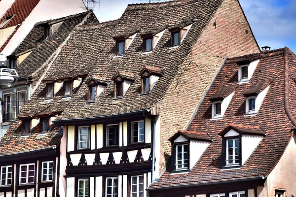 1 *** Straatsburg een stad in het oosten van Frankrijk. De historische hoofdstad van de Elzas. Het is gelegen aan de rivier de Ill en is de meeste Duitse stad in Frankrijk. Skyline van de stad. Zomer. 2017. — Stockfoto