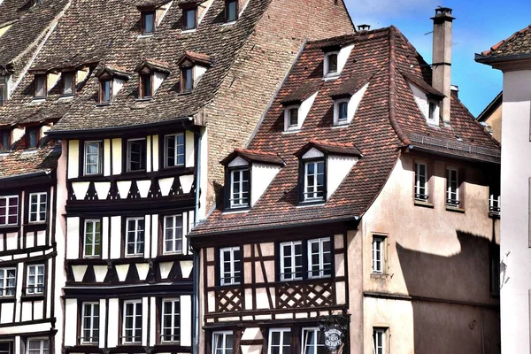 1 *** Straatsburg een stad in het oosten van Frankrijk. De historische hoofdstad van de Elzas. Het is gelegen aan de rivier de Ill en is de meeste Duitse stad in Frankrijk. Skyline van de stad. Zomer. 2017. — Stockfoto