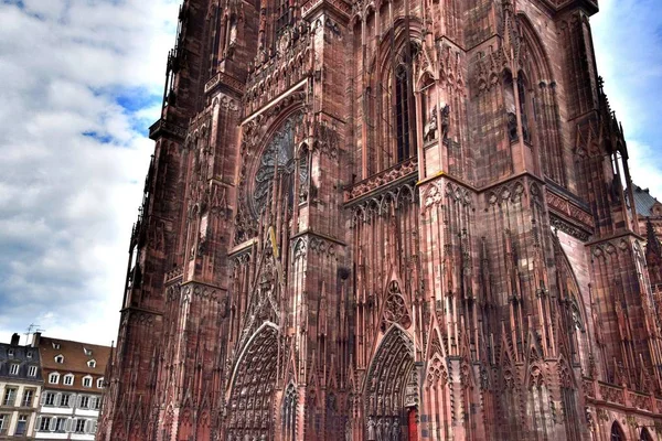 1 * * * Estrasburgo una ciudad en el este de Francia. La capital histórica de Alsacia. Está situada en el río Ill, y es la ciudad más alemana de Francia. El horizonte de la ciudad. Verano. 2017 . —  Fotos de Stock
