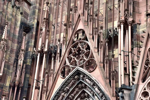 1 *** Strasbourg en stad i östra Frankrike. Den historiska huvudstaden i Alsace. Det ligger vid floden Ill, och är den mest tyska staden i Frankrike. Stadens silhuett. Sommaren. 2017. — Stockfoto