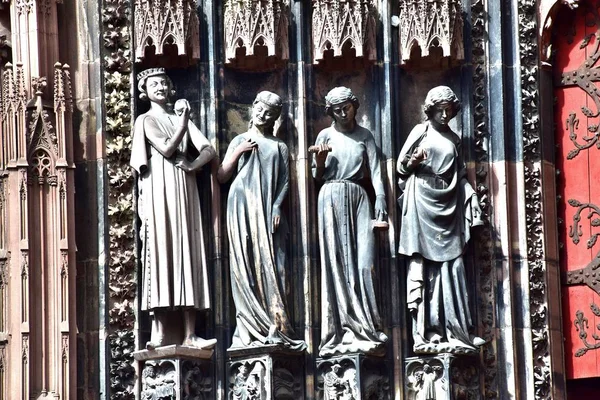 1 *** Strasbourg Doğu Fransa'da bir şehir. Alsace tarihsel başkenti. Ill Nehri üzerinde yer alan ve Fransa en Alman kentidir. Şehrin manzarası. Yaz. 2017. 