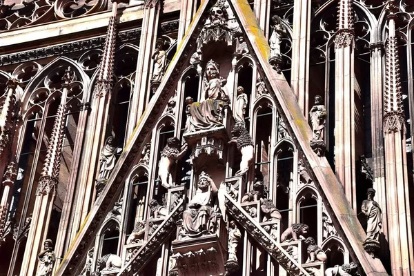 1 *** Strasbourg Doğu Fransa'da bir şehir. Alsace tarihsel başkenti. Ill Nehri üzerinde yer alan ve Fransa en Alman kentidir. Şehrin manzarası. Yaz. 2017. 