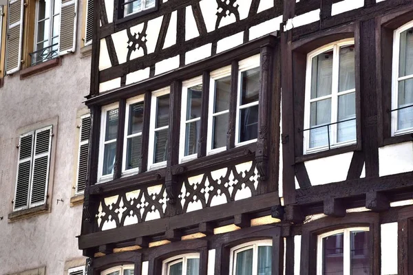 1 *** Strasbourg Doğu Fransa'da bir şehir. Alsace tarihsel başkenti. Ill Nehri üzerinde yer alan ve Fransa en Alman kentidir. Şehrin manzarası. Yaz. 2017. 