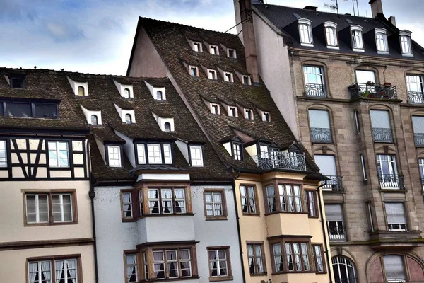 1 * * * Estrasburgo uma cidade no leste da França. A capital histórica da Alsácia. Ele está situado no rio Ill, e é a cidade mais alemã da França. O horizonte da cidade. Verão. 2017 . — Fotografia de Stock