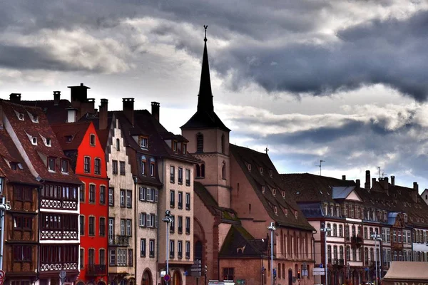 1 * * * Estrasburgo una ciudad en el este de Francia. La capital histórica de Alsacia. Está situada en el río Ill, y es la ciudad más alemana de Francia. El horizonte de la ciudad. Verano. 2017 . —  Fotos de Stock