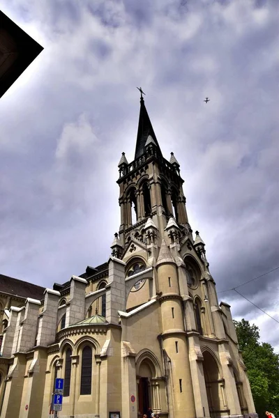 1 * * en Berna, no solo la capital administrativa y el centro político de Suiza, sino también una ciudad increíble. Y se encuentra en el valle del río Aare. Vista panorámica de la arquitectura antigua. El verano de 2017 —  Fotos de Stock