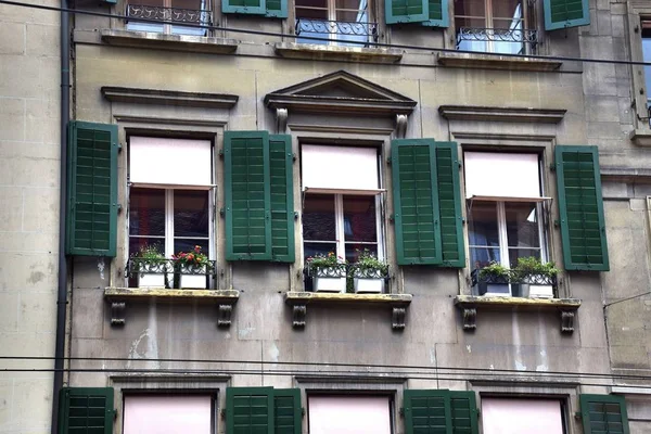 1 * * en Berna, no solo la capital administrativa y el centro político de Suiza, sino también una ciudad increíble. Y se encuentra en el valle del río Aare. Vista panorámica de la arquitectura antigua. El verano de 2017 — Foto de Stock