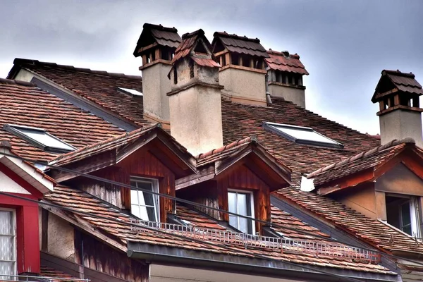 1 * * en Berna, no solo la capital administrativa y el centro político de Suiza, sino también una ciudad increíble. Y se encuentra en el valle del río Aare. Vista panorámica de la arquitectura antigua. El verano de 2017 — Foto de Stock