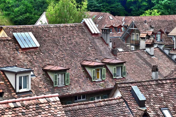 1 ** in Bern, niet alleen de administratieve hoofdstad en politieke centrum van Zwitserland maar ook gewoon een geweldige stad. En het ligt in de vallei van de rivier de Aare. Schilderachtig uitzicht op de oude architectuur. De zomer van 2017 — Stockfoto