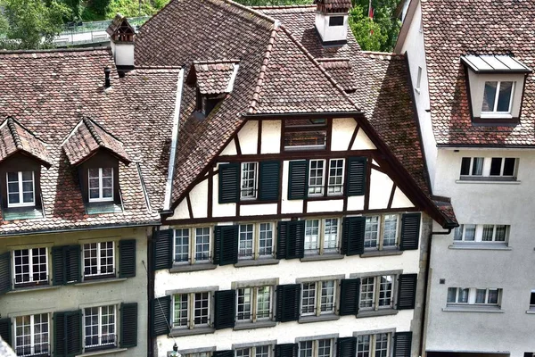1 * * en Berna, no solo la capital administrativa y el centro político de Suiza, sino también una ciudad increíble. Y se encuentra en el valle del río Aare. Vista panorámica de la arquitectura antigua. El verano de 2017 —  Fotos de Stock