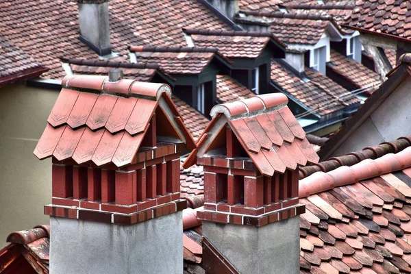 1 ** in Bern, niet alleen de administratieve hoofdstad en politieke centrum van Zwitserland maar ook gewoon een geweldige stad. En het ligt in de vallei van de rivier de Aare. Schilderachtig uitzicht op de oude architectuur. De zomer van 2017 — Stockfoto