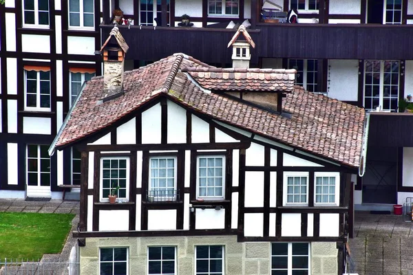 1 * * in bern, nicht nur Verwaltungshauptstadt und politisches Zentrum der Schweiz, sondern auch einfach eine wunderbare Stadt. und befindet sich im Tal des Flusses aare. szenischer Blick auf alte Architektur. der Sommer 2017 — Stockfoto