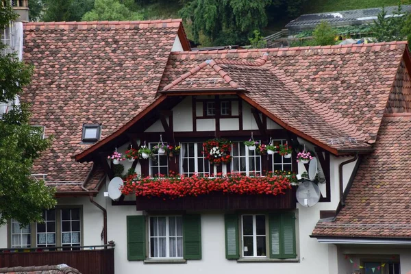* * en Berna, no solo la capital administrativa y el centro político de Suiza, sino también una ciudad increíble. Y se encuentra en el valle del río Aare. Vista panorámica de la arquitectura antigua. El verano de 2017 —  Fotos de Stock