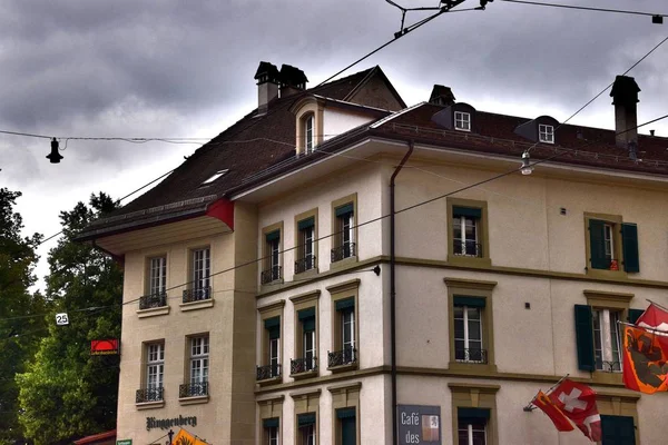 1 * * en Berna, no solo la capital administrativa y el centro político de Suiza, sino también una ciudad increíble. Y se encuentra en el valle del río Aare. Vista panorámica de la arquitectura antigua. El verano de 2017 —  Fotos de Stock