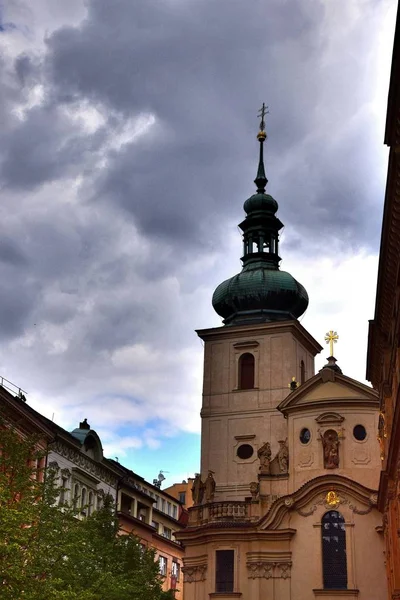 1 * * * Prague is a city in and the capital of the Czech Republic. Красота Праги просто очаровательна. Злата Прага. Этот город, без преувеличения, называют одним из самых красивых мест на земле. Чешская Республика в самом сердце Уэса — стоковое фото