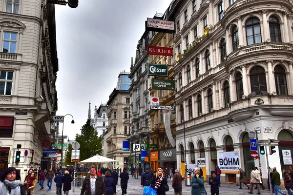 1 *** Avusturya, güzel şehir Avrupa'nın başkenti Viyana. Viyana tarihi merkezi. Eski şehrin sokaklarında. 19 century.2*** muhteşem katedraller, saraylar, tapınaklar, eski bina, Viyana'nın Mimari Mimarlık. 