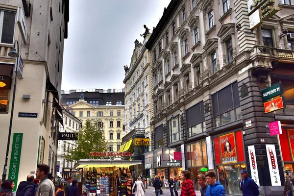 1 * * * Avusturya 'nın Viyana başkenti, güzel Avrupa şehri. Viyana 'nın tarihi merkezi. Eski şehrin sokakları. 19. yüzyılın mimarisi. 2 * * * muhteşem katedraller, saraylar, tapınaklar, Viyana mimarisinin antik binaları.