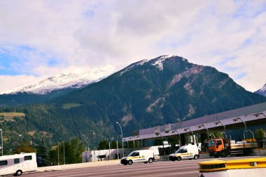 1 *** en yüksek Alpler ve Avrupa'nın en uzun dağ silsilesi. Autumn.2*** Alp dağ geçmek aracılığıyla İtalya, İsviçre, Avusturya, Almanya, Fransa gibi ülkeler. 