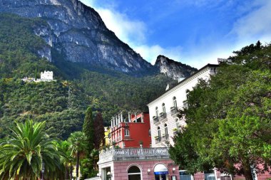 1 *** Riva del Garda bulunan Kuzey İtalya'daki Garda Gölü kıyısında. Alpler. Avrupa. Autumn.2*** Riva del Garda. İtalya. Alp mimarisi. Şehir manzarası. 