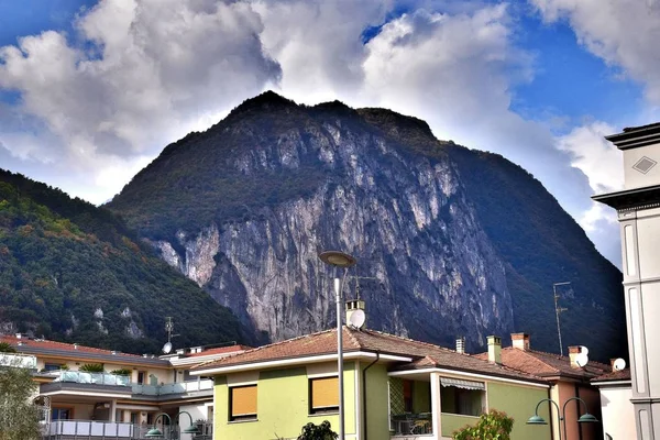 Riva Del Garda Located Shore Lake Garda Northern Italy Альпы — стоковое фото