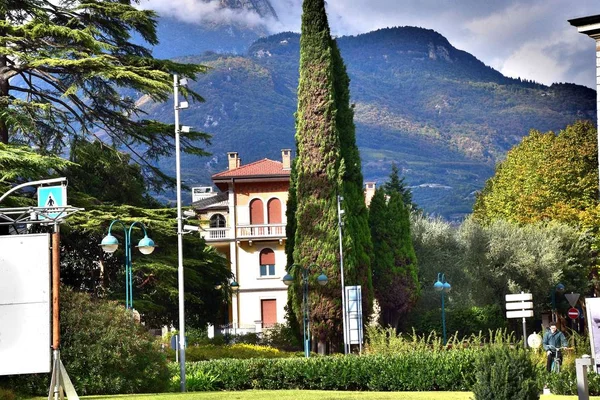 1 *** Riva del Garda bulunan Kuzey İtalya'daki Garda Gölü kıyısında. Alpler. Avrupa. Autumn.2*** Riva del Garda. İtalya. Alp mimarisi. Şehir manzarası. 