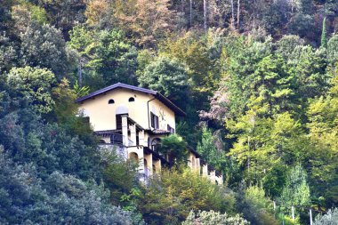 1 *** Riva del Garda bulunan Kuzey İtalya'daki Garda Gölü kıyısında. Alpler. Avrupa. Autumn.2*** Riva del Garda. İtalya. Alp mimarisi. Şehir manzarası. 