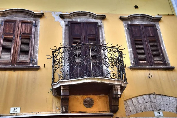 1 *** Riva del Garda bulunan Kuzey İtalya'daki Garda Gölü kıyısında. Alpler. Avrupa. Autumn.2*** Riva del Garda. İtalya. Alp mimarisi. Şehir manzarası. 