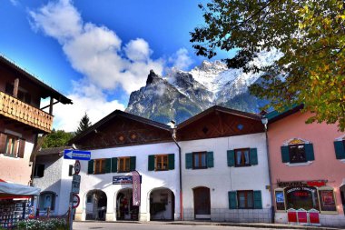 1 *** Mittenwald ve topluluk Almanya ticaret. Bavyera. Bölge Garmisch Partenkirchen.2*** Mittenwald sadece bir kayak merkezi Bavyera güzel bir topluluk değil. Burada her evde bir sanat eseri. Avrupa. Almanya. Sonbahar. 