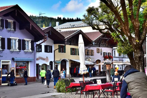 Mittenwald 和贸易团体在德国 巴伐利亚 加米斯帕腾基辛加米斯帕腾基辛 Mittenwald 不仅是一个滑雪胜地 而是一个美丽的巴伐利亚社区 这里每栋房子都是 Art 的作品欧洲 — 图库照片