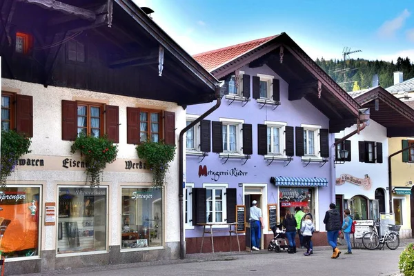Mittenwald 和贸易团体在德国 巴伐利亚 加米斯帕腾基辛加米斯帕腾基辛 Mittenwald 不仅是一个滑雪胜地 而是一个美丽的巴伐利亚社区 这里每栋房子都是 Art 的作品欧洲 — 图库照片