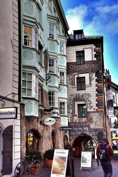 インスブルック オーストリア チロル アルプス 都市の景観 チロルのインスブルック首都 オーストリア 美しい建築と雄大なアルプス市内中心部 — ストック写真