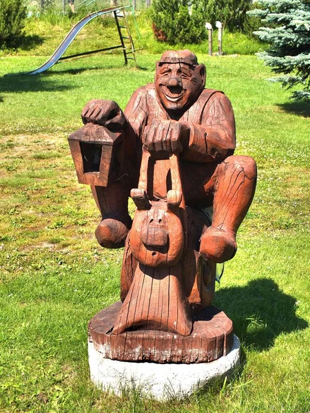 1 * Vienkiemis - otel Kretinga alanında. Kretinga ilçe, Klaipeda County. Litvanya. Yaz. 2 ** manor Vienkiemis sessiz, güzel evinin yakınlarında bir ev Kretinga, akmana Nehri vadisinde yer alır. Folk sanatçıları ahşap heykelleri